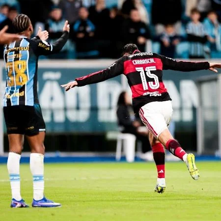 Carrascal comemora gol do Flamengo sobre o Grêmio