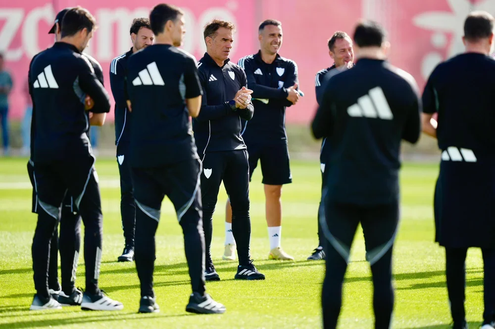 García Plaza y su 'staff' en la ciudad deportiva antes de comenzar el entrenamiento.