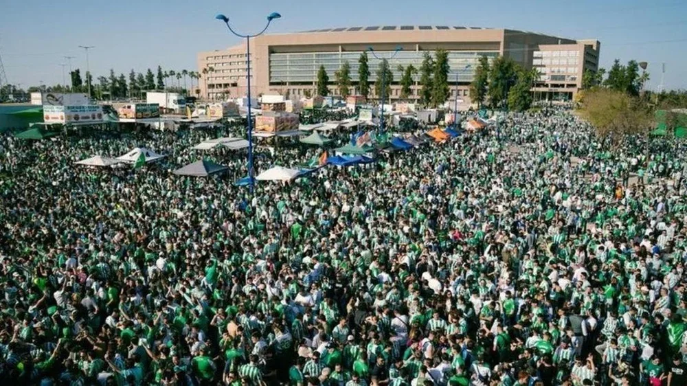Aficionados del Betis en las inmediaciones del Estadio de La Cartuja